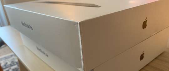 Apple 2020 Macbook Air vs Macbook Pro